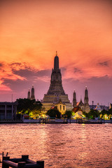 Fototapeta na wymiar Wat Arun im Abendrot