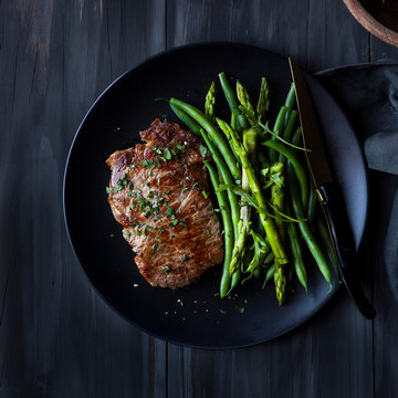 Grilled beef steak with vegetables green beans and asparagus