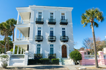 Fototapeta premium Charleston, South Carolina is home to a large and beautiful historic district. Seen here are examples of its architecture, in the Georgian style, and unique to the south.