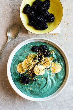 Blackberry, banana spirulina smoothis bowl