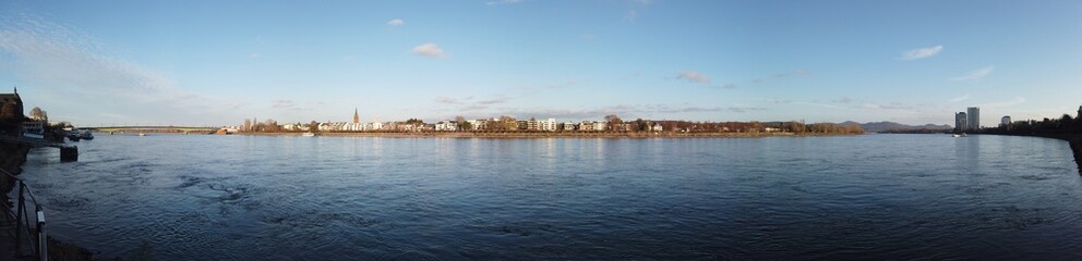 Fototapeta na wymiar Panoramic view of Rhein river in Bonn, Germany.