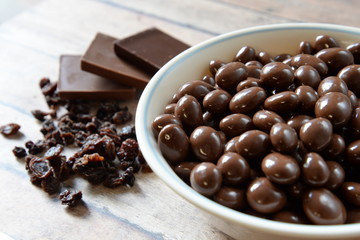 Tazón de pasas cubiertas con chocolate