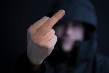 Mann zeigt Mittelfinger als Zeichen der Ablehnung