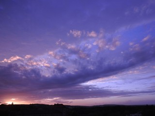 Coucher du soleil et nuages dispersés (2)
