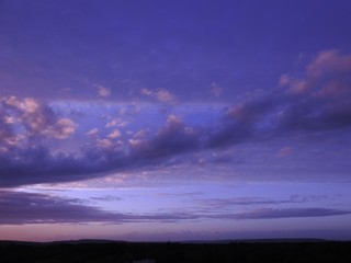 Fototapeta na wymiar Coucher du soleil et nuages dispersés (2)