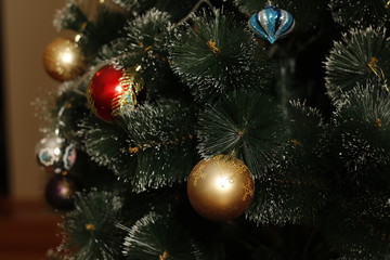 Obraz na płótnie Canvas christmas tree with red balls