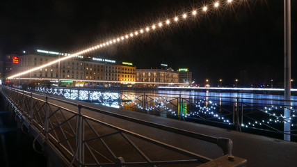 Fototapeta na wymiar Genéve night cityscape viw over the river.