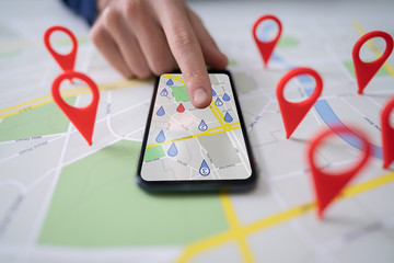 Map With Red Location Marker And Mobile Phone - obrazy, fototapety, plakaty