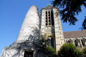 Ville de Noyon, le monument aux morts érigé en 1924 et la cathédrale Notre-Dame, département de l'Oise, France