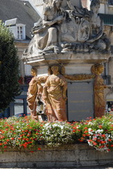 Ville de Noyon, Fontaine du Dauphin (XVIIIe) entourée de fleurs rouges et blanches, département de l'Oise, France