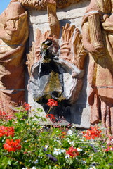 Ville de Noyon, fontaine du Dauphin (XVIIIe), fleurs en premier plan, d&eacute;partement de l'Oise, France