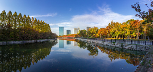 Obraz premium Cloudscape and skyline urban cityscape reflection at Osaka Castle Park, Japan.