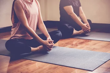 Photo sur Plexiglas École de yoga femmes en bonne santé pratiquant le yoga, débutant, mode de vie bien-être et bien-être, résolution de santé du nouvel an 2020, exercice d& 39 entraînement en ligne à domicile, distance sociale, isolement, nouveau concept normal