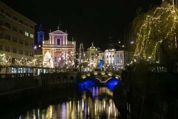 Fototapeta na wymiar Christmas time in the city center full with lights