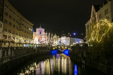 Obraz premium Christmas time in the city center full with lights