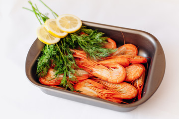 Fresh shrimp with lemon and dill