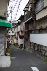 Fototapeta na wymiar narrow tokyo street