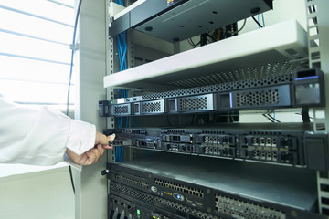 It engineer / consultant working in a data center. Install a new harddisk in a rack server.