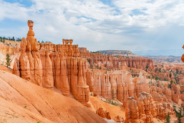 Hiking in the beautiful Queens Garden Trail of Bryce Canyon National Park