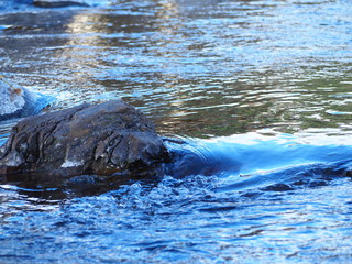 静かな波と石の写真