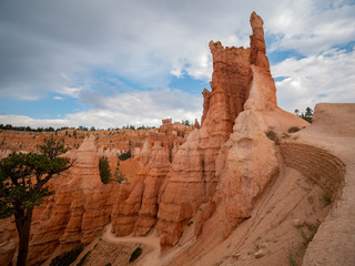 Hiking in the beautiful Queens Garden Trail of Bryce Canyon National Park