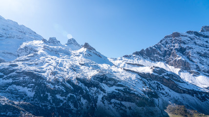 Obraz premium Śnieżna góra zimą. (Szwajcaria)