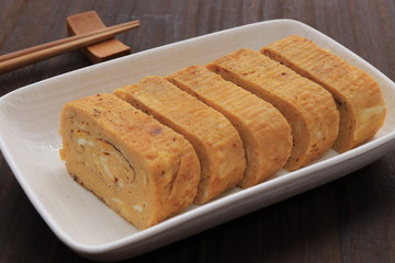 フライパンで作った卵焼き、卵焼きはみりんと醤油で味付けされています。