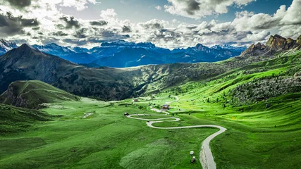  Kronkelende weg in Passo Giau en groene Dolomieten, luchtfoto © shaiith