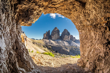 Blick auf Drei Zinnen von Lavaredo von Höhle, Dolomiten