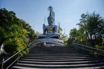 Obraz premium Stainless church and Buddha statue on paklam khakhaeng Temple