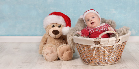 Weihnachtsbaby lacht im Körbchen