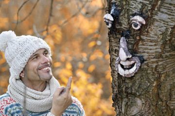 Baum mit Gesicht - Herbst im Park