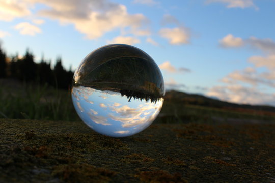 paysage et boule de cristal