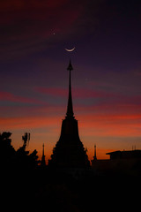 Obraz premium silhouette of temple at sunset