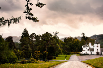 Bewölkte Parkanlage mit Blick auf das Blair Castle, Schottland im Herbst
