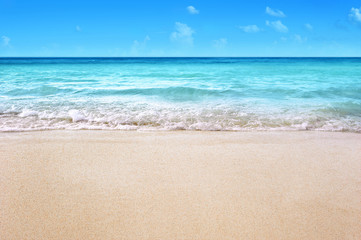 bijela pješčana tropska ljetna plaža © ohishiftl