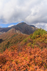 秋の天神峠から谷川岳への登山道からみた風景