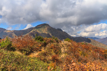 秋の天神峠から谷川岳への登山道からみた風景
