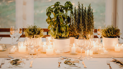 Décoration avec des plantes et des bougies