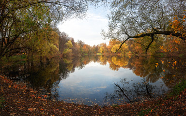 Fototapeta na wymiar lake with reflection in autumn