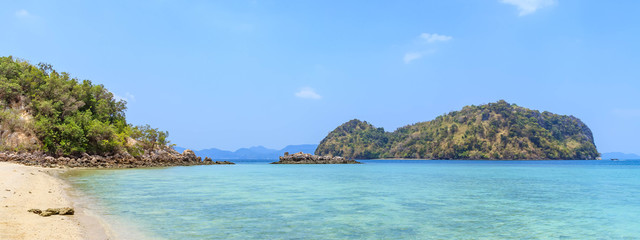 Naklejka premium Beautiful sand beach with crystal clear water at Koh Phak Bia Island in Andaman sea at Krabi, Thailand