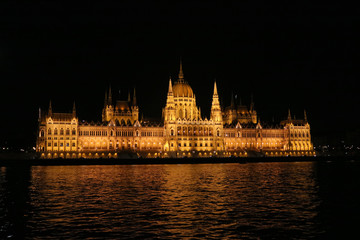 Fototapeta premium ブダペスト ドナウ川の川面とライトアップされた国会議事堂