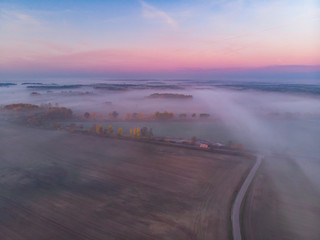 Mgła pole wschód słońca jesień mgliście