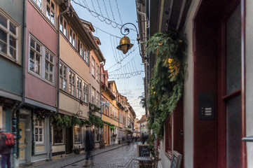 Malerische Gasse mit kleinen Geschäften auf der Krämerbrücke in Erfurt