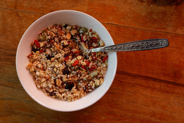 Domowe muesli w białej misce z łyzka © Miroslaw