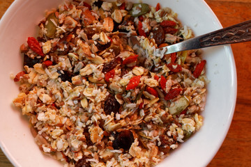 Domowe muesli w białej misce z łyzka © Miroslaw