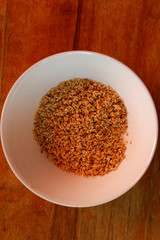 Biała miska z prażonym sezamem