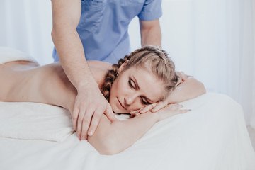 Obraz na płótnie Canvas beautiful girl make massage hands in Spa