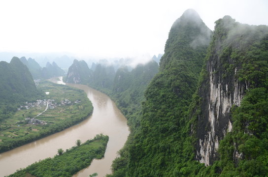 Paesaggio nebbioso Cina del sud fiume Li Lijiang
