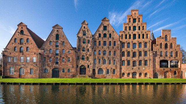 Salzspeicherguppe Hansestadt L&uuml;beck frontal sonnig
